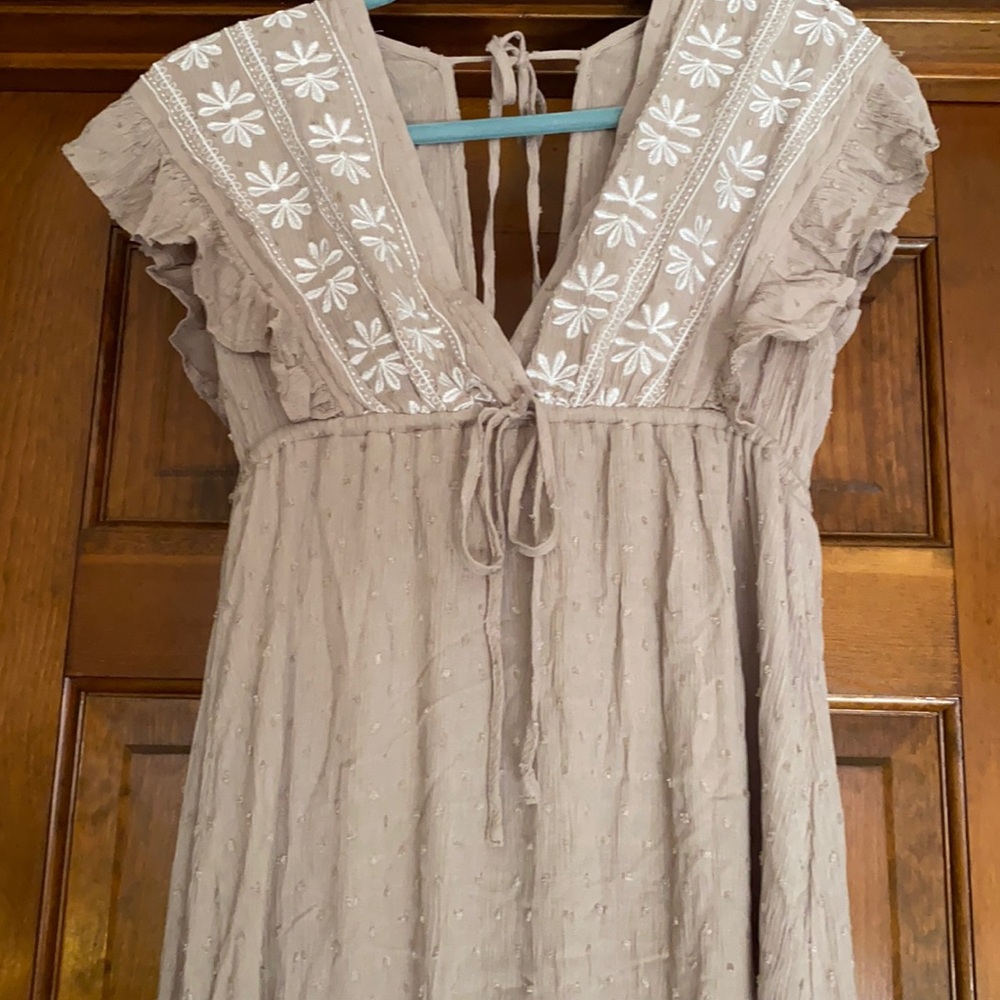 NEW Flowy beige embroidered dress